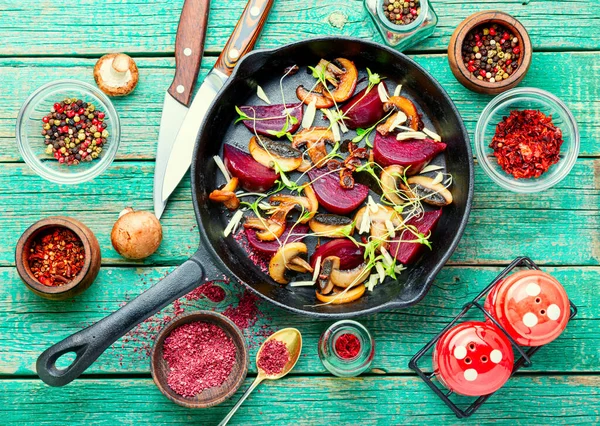 Ensalada Parrilla Con Remolacha Champiñones Ajo Microverduras —  Fotos de Stock