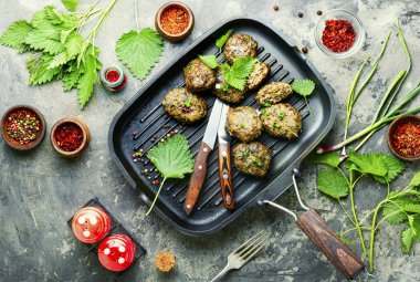 Izgara tavada pişirilmiş ev yapımı ısırgan otu köftesi.