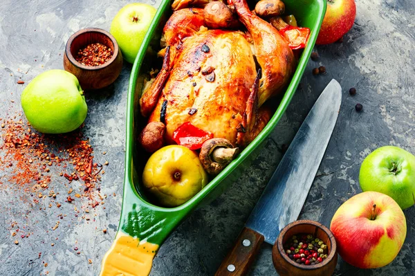 Homemade Fried Chicken Apples Appetizing Baked Chicken Apples Baking Dish — Stock Photo, Image