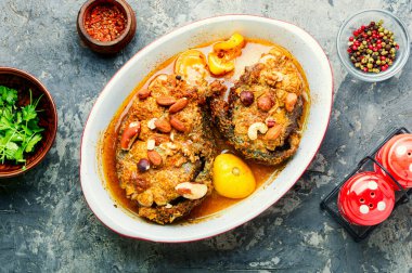 Fındık soslu kızarmış gümüş sazan balığı.