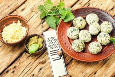 Eski ahşap masa üzerinde ısırgan otu olan Malfatti. İtalyan yemeği.