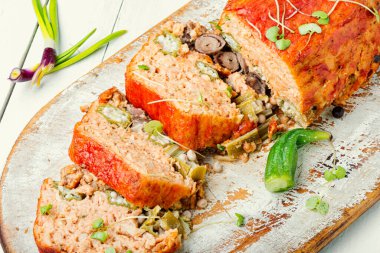 Tavuk etli terrine veya eski ahşap arka planda köfte.