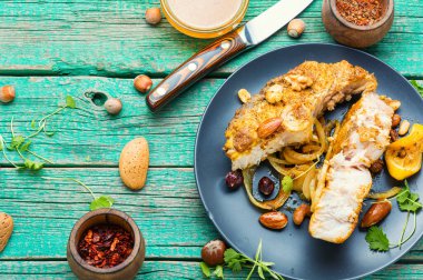 Fındıklı kavrulmuş gümüş sazan balığı. Tabakta güzel pişmiş balık.