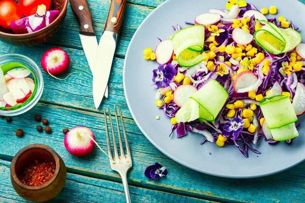 Salada Com Repolho Vermelho Rabanete Milho Pepino Flores — Fotografia de Stock