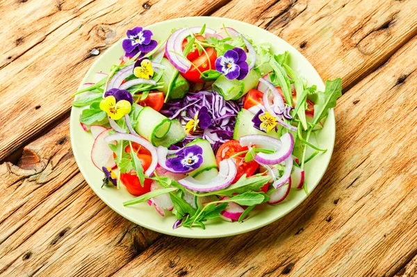 Ensalada Fresca Con Verduras Tomates Col Cebolla Flores Comestibles Ensalada — Foto de Stock