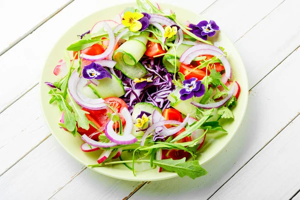 Salada Com Verduras Tomates Repolho Cebolas Flores Comestíveis — Fotografia de Stock