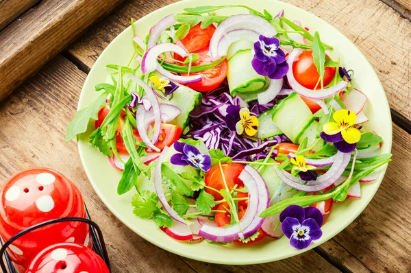 Ensalada Con Verduras Tomates Col Cebolla Flores Comestibles Ensalada Pringosa — Foto de Stock