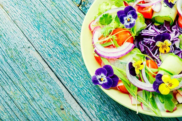 Sallad Med Grönt Tomater Kål Lök Och Ätliga Blommor Friska — Stockfoto