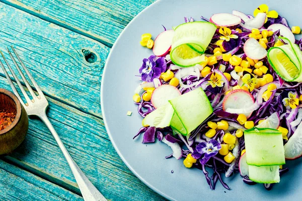 Salade Met Rode Kool Radijs Maïs Komkommer Bloemen — Stockfoto