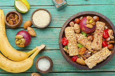 Mısır gevreği, fındıklı ve kuru böğürtlenli. Enerji, spor kahvaltısı.