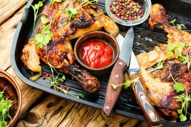 Izgarada pişmiş iştah açıcı tavuk. Kızarmış tavuk filetosu.