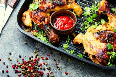 Izgarada pişirilmiş iştah açıcı tavuk. Popüler et yemeği.