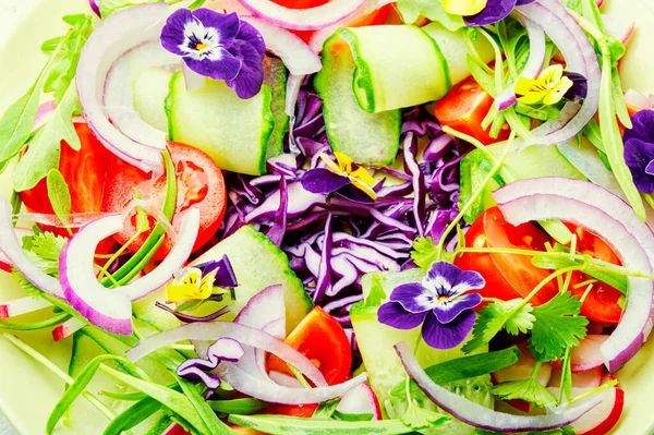 Salad Greens Tomatoes Cabbage Onions Edible Flowers Food Background — Stock Photo, Image