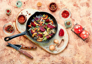 Pancar, mantar, sarımsak ve mikro sebzeli ızgara salata.