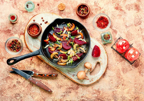 Pancar, mantar, sarımsak ve mikro sebzeli ızgara salata.