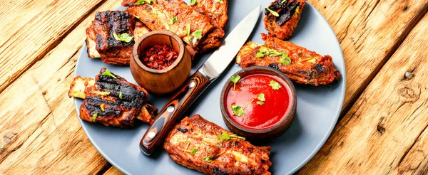 Costillas Ternera Fritas Con Salsa Tomate Una Mesa Madera Vieja —  Fotos de Stock