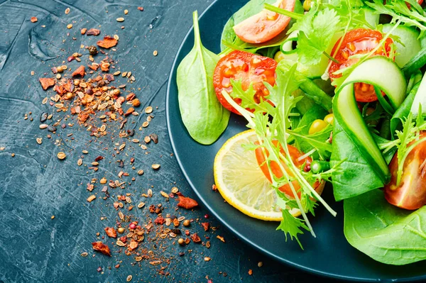 Verse Salade Met Komkommers Tomaten Kruiden Citroen Hazelnoten — Stockfoto