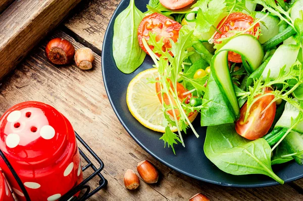 Voorjaarssalade Met Groenten Noten Gezonde Groentesalade — Stockfoto