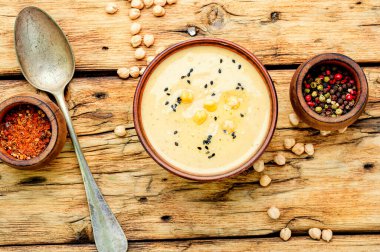 Humus, nohut püresi için soğuk bir meze. Kırsal ahşap masada humus.