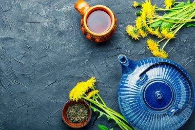 Çiçekli karahindibalardan elde edilen bitki çaydanlığı. Karahindibalardan elde edilen bitki çayı.