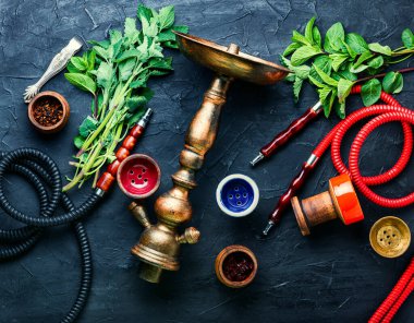 Nane aromalı oryantal tütün shisha. Türk tütün nargilesi..