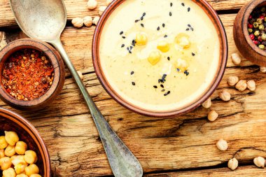 Humus, nohut püresi için soğuk bir meze. Kırsal ahşap masada humus.