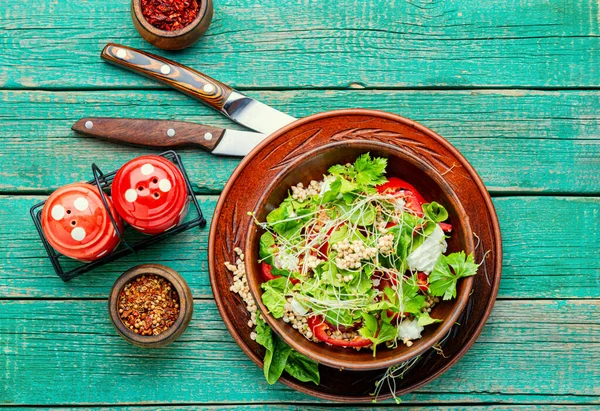 Dietsallad Med Grodda Gröna Bovete Selleri Tomat Och Mikrogrönsaker Skål — Stockfoto