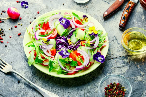 Ensalada Con Verduras Tomates Col Cebolla Flores Comestibles — Foto de Stock