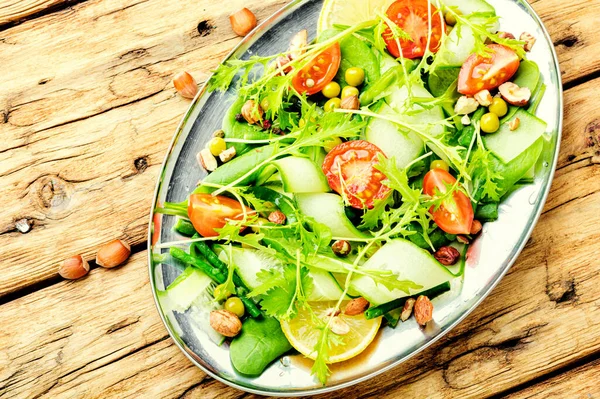 野菜やナッツと夏の緑のサラダ 健康的な食べ物 グリーンビーガンサラダ — ストック写真