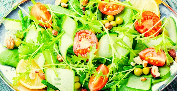 Frischer Salat Mit Gurken Tomaten Kräutern Zitrone Und Haselnüssen — Stockfoto