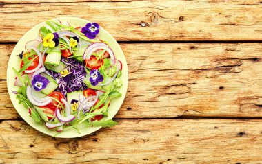 Yeşillik, domates, lahana, soğan ve yenilebilir çiçeklerle taze salata. Salata..