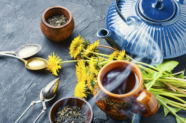 Czajniczek Ceramiczny Herbatą Ziołową Kwitnących Mniszków Lekarskich Herbata Ziołowa Mniszków — Zdjęcie stockowe