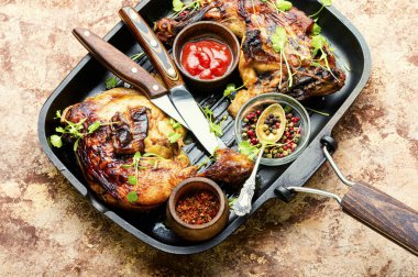 Izgarada pişirilmiş iştah açıcı tavuk. Popüler et yemeği.