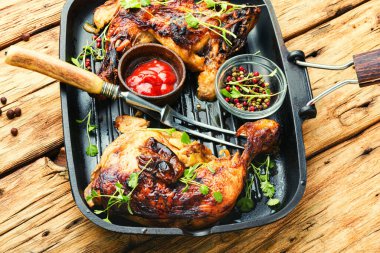 Izgarada pişmiş iştah açıcı tavuk. Kızarmış tavuk filetosu.