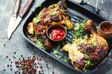 Izgarada pişirilmiş iştah açıcı tavuk. Popüler et yemeği.