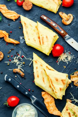 Geleneksel Arap şavurması tavuk, peynir ve mantarlı. Fast food.