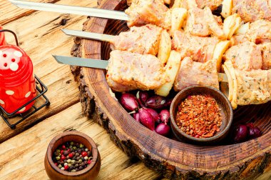 Salamurada pişirilmemiş çiğ domuz eti. Çiğ şiş kebap.