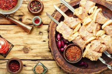 Salamurada çiğ domuz şiş, şiş üzerinde..