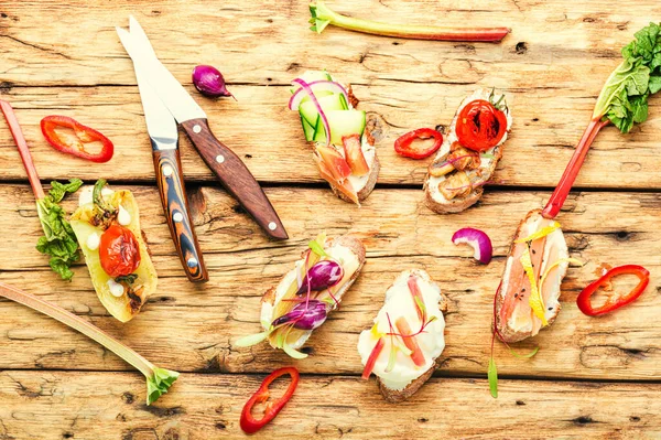 Lekkere Italiaanse Bruschetta Met Groenten Ingrediënten Diverse Bruschetta Een Houten — Stockfoto