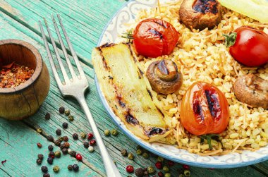 Klasik erişteli Türk pilavı. Türk pirinci, sebzeli ızgara pirinç. Arap mutfağı.