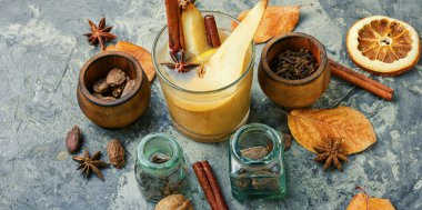 Sonbahar geleneksel sıcak şarap. Baharatlı sıcak armut şarabı..