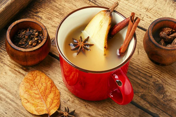 Bebida Alcohólica Vino Caliente Pera Con Especias Una Mesa Madera — Foto de Stock