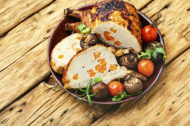 Domuz filetosu veya sebzeli domuz rostosu.