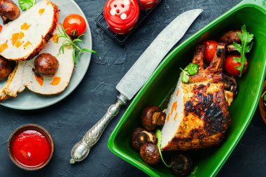 Domuz filetosu veya sebzeli domuz rostosu. Izgara et.