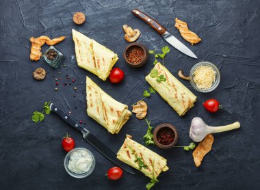 Tavuk, peynir ve mantarlı Arap shawarması. Fast food.