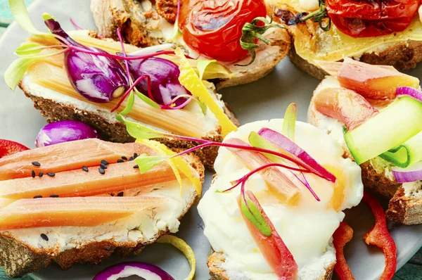 Set Med Läckra Italienska Bruschettas Med Grillade Grönsaker — Stockfoto