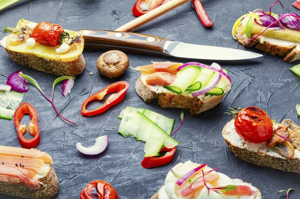Smaklig Italiensk Bruschetta Med Grönsaker Och Ingredienser Köksbordet — Stockfoto