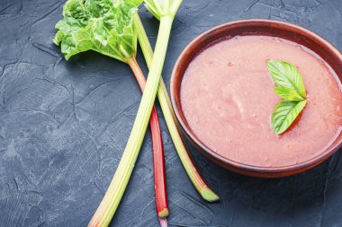 Yaz soğuk ravent çorbası tabakta