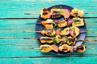 Soğanlı tavuk ızgarası. Izgara et şişi.