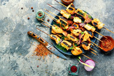 Soğanlı tavuk ızgarası. Izgara et şişi.